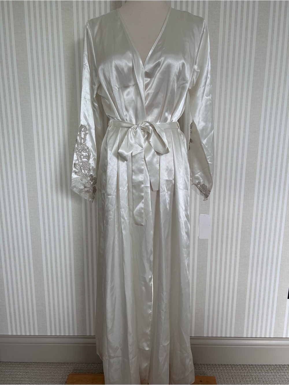 Flora Nikrooz Stella Long Robe Ivory Bridal Collection Women’s Size S/M NWT - Picture 2 of 9